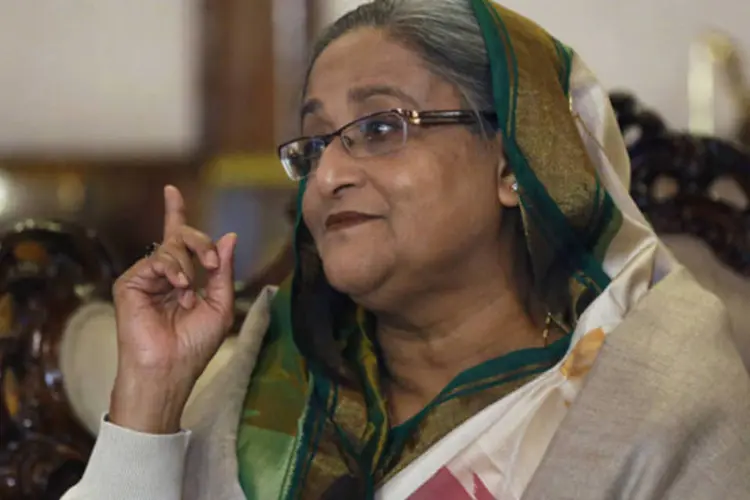 Sheikh Hasina, primeira-ministra de Bangladesh: a companhia aérea tinha suspendido os nove suspeitos por negligência e ontem os acusou de sabotagem e conspiração criminosa (Andrew Biraj/Reuters)