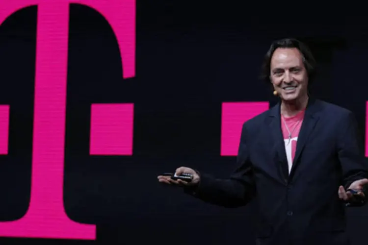 CEO da T-Mobile, John Legere, discursa durante evento da companhia em Nova York (Brendan McDermid/Reuters)