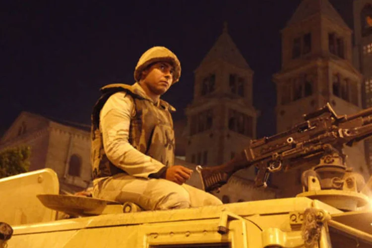 Soldado do Egito monta guarda durante o Natal dos Cooptas em uma rua em frente a principal catedral, no Cairo (Mohamed Abd El Ghany/Reuters)