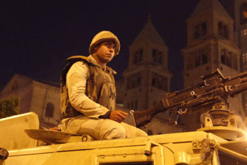 Viatura policial é atingida por bomba e tiros no Cairo