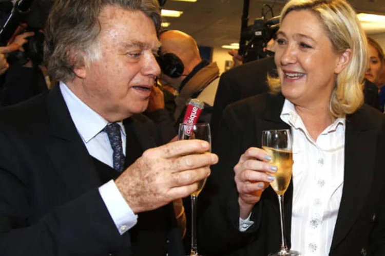 Marine Le Pen, líder da legenda francesa Frente Nacional, brinda com o deputado do partido Gilbert Collard durante festa em Nanterre  (Benoit Tessier/Reuters)