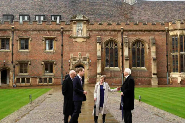 Príncipe William chega para os seus estudos integrais na St John's College, da Universidade de Cambridge, no leste da Inglaterra (Chris Radburn/Reuters)
