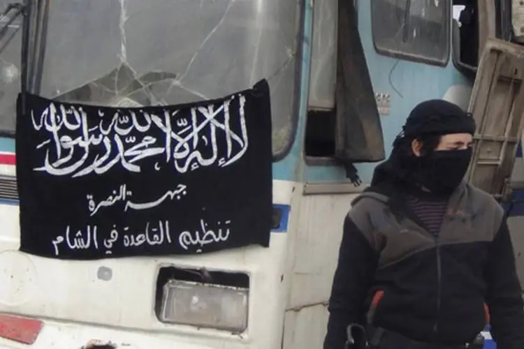 Um membro do grupo rebelde islâmico sírio Jabhat al-Nusra em um posto de controle na fronteira entre a Síria e a Jordânia, em Daraa (Ammar Khassawneh/Reuters)
