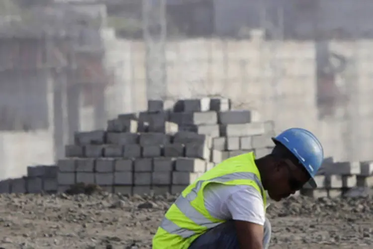 Trabalhador é visto no campo de obras do projeto de expansão do Canal do Panamá, na periferia de Colon City (.)