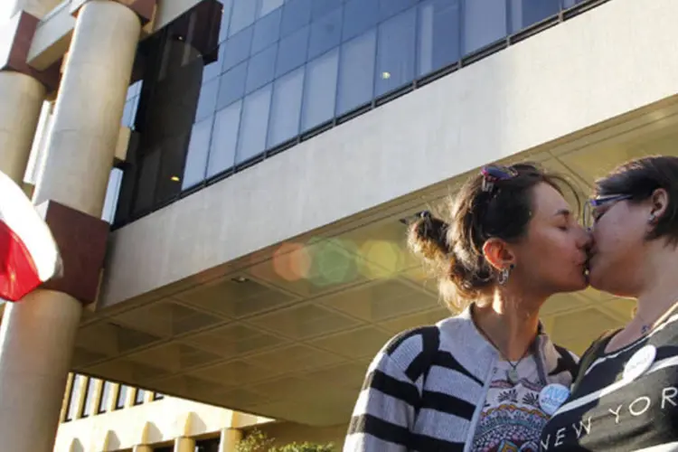 Casal se beija em frente ao Congresso do Chile após sessão que a casa aceitou debater a união civil de casais do mesmo sexo, em Valparaiso (Eliseo Fernandez/Reuters)