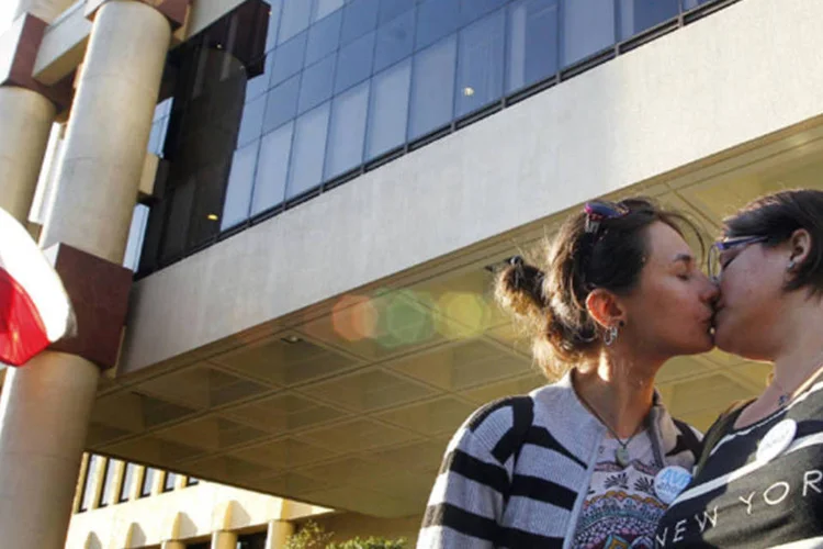 Casal se beija em frente ao Congresso do Chile após sessão que a casa aceitou debater a união civil de casais do mesmo sexo, em Valparaiso (Eliseo Fernandez/Reuters)