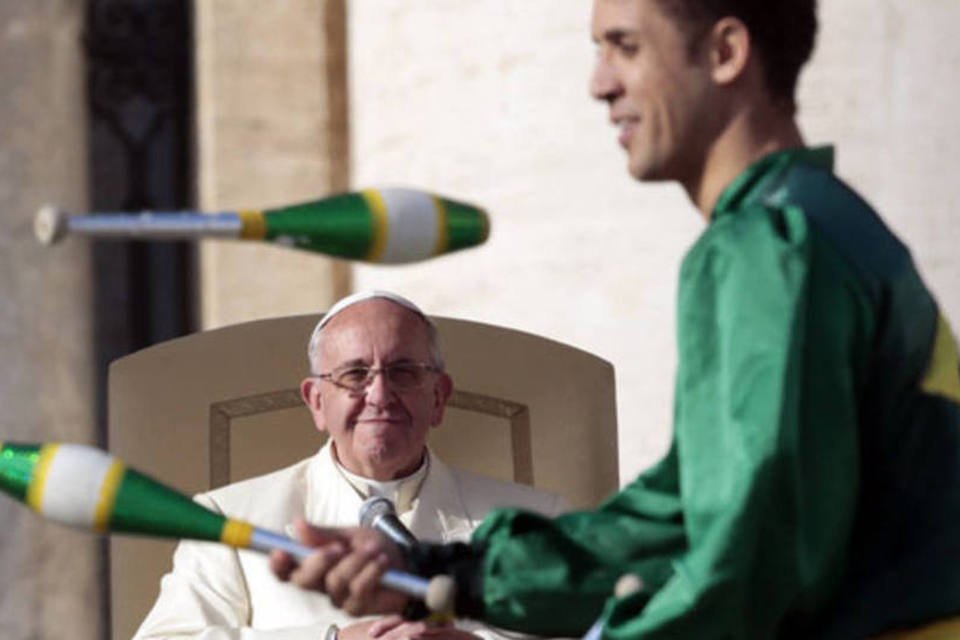 Malabarista brasileiro arranca sorrisos do papa Francisco