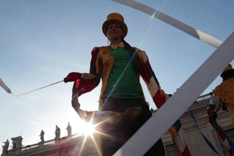 Artistas de circo se apresentam a papa Francisco