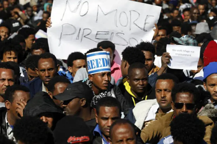 
	Imigrantes africanos durante manifesta&ccedil;&atilde;o em Jerusal&eacute;m: decreto da Suprema Corte obriga a liberar em um prazo de duas semanas os migrantes detidos h&aacute; mais de um ano
 (Baz Ratner/Reuters)
