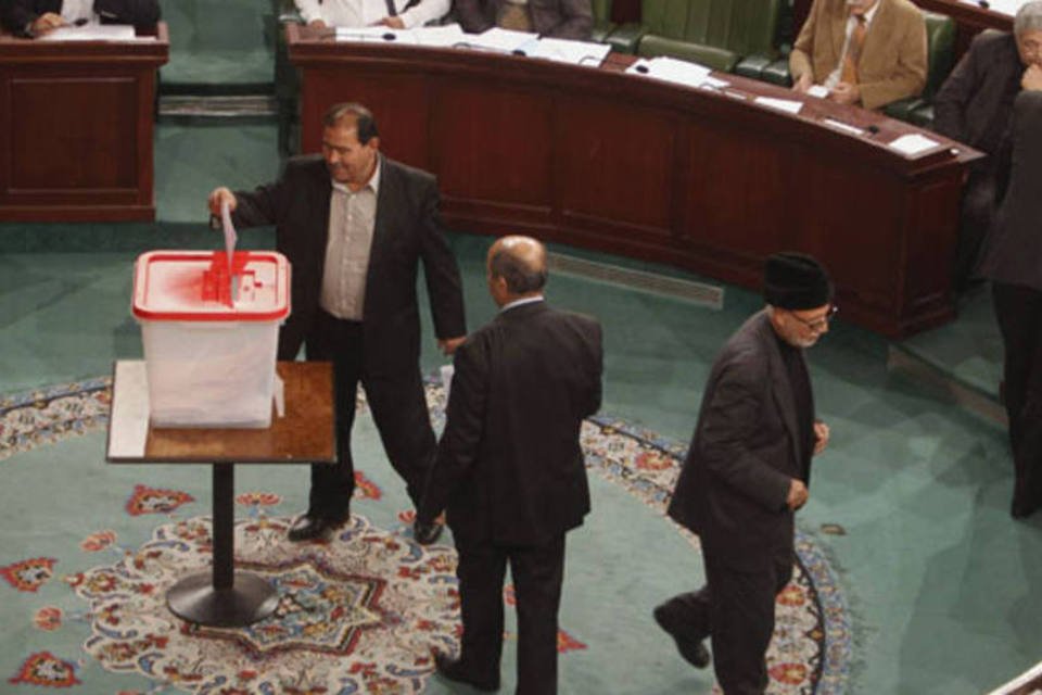 Assembleia Nacional nomeia comissão eleitoral na Tunísia