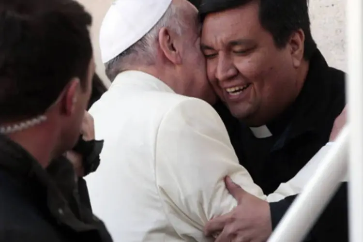 Fabian Baez, padre de uma igreja em Buenos Aires, é cumprimentado pelo papa Francisco no fim de sua audiência semanal, na Praça São Pedro, no Vaticano (Tony Gentile/Reuters)