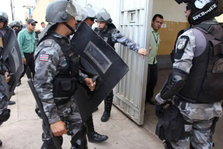 
	Policiais se preparam para a&ccedil;&atilde;o no Pres&iacute;dio de Pedrinhas para controlar os combates entre gangues rivais, em S&atilde;o Luis, no Maranh&atilde;o
 (Douglas Jr./O Estado do Maranhao/Reuters)