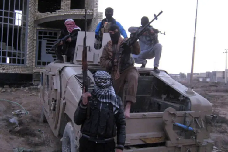 Iraquianos em veículo militar em Falluja: cidade da província de Anbar, de maioria sunita, foi tomada pelos homens armados (Reuters)
