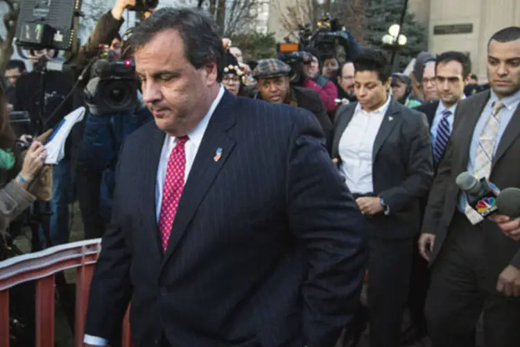 Governador de Nova Jersey, Chris Christie, entra no Borough Hall, em Fort Lee, em 9 de janeiro de 2014, para pedir desculpas ao prefeito Mark Sokolich (Lucas Jackson/Reuters)