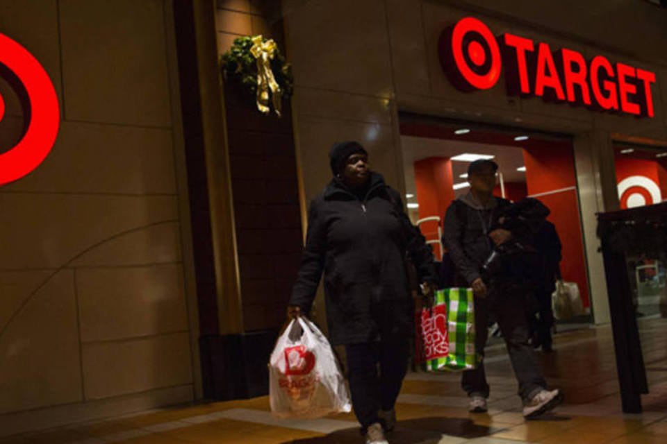 Pessoas saindo de uma uma loja da Target durante as vendas do Black Friday em Nova York, em uma foto de novembro de 2013 (Eric Thayer/Reuters)