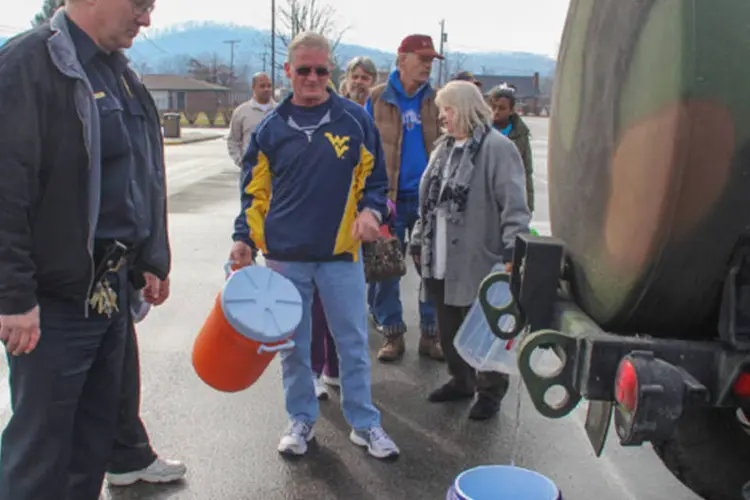Moradores fazem fila para conseguir água em uma estação da West Virginia State University, na Virgínia Ocidental (Lisa Hechesky/Reuters)