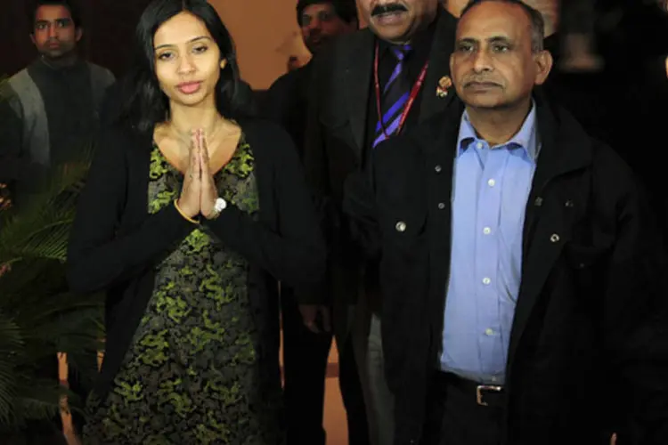 Diplomata indiana Devyani Khobragade faz o gesto de cumprimento "namastê", ao lado do seu pai, na chegada a um prédio do governo, em Nova Délhi, na Índia (Stringer/Reuters)