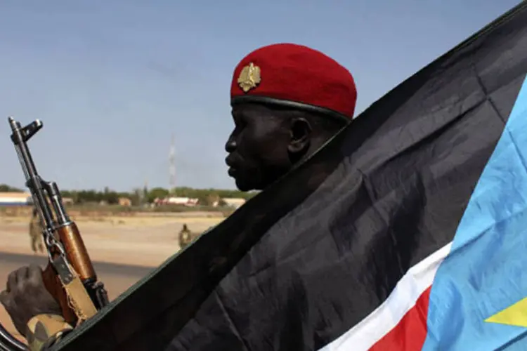 
	Soldado com a bandeira do Sud&atilde;o do Sul:&nbsp;for&ccedil;as do governo e rebeldes disputam o controle de uma regi&atilde;o produtora de petr&oacute;leo
 (Andreea Campeanu/Reuters)