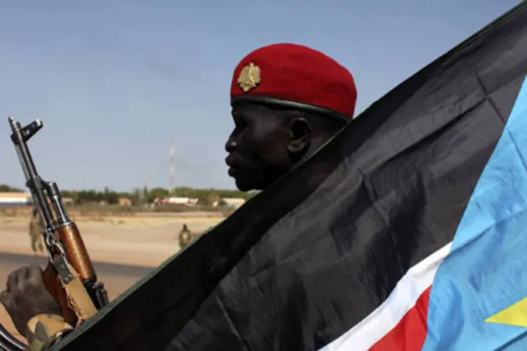 
	Soldado com a bandeira do Sud&atilde;o do Sul: o documento foi assinado pelo secret&aacute;rio-geral do governante Movimento pela Liberta&ccedil;&atilde;o do Povo Sudan&ecirc;s, Pagan Amum, e o l&iacute;der dos rebeldes
 (Andreea Campeanu/Reuters)