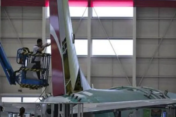 Um funcionário trabalha na seção da cauda de um Boeing 737-900 na fábrica de montagem em Renton, Washington (Andy Clark/Reuters)