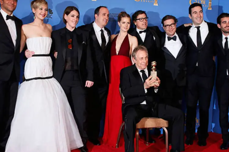 Elenco do filme "Trapaça" posa para foto após premiação do Globo de Ouro (REUTERS/Lucy Nicholson)