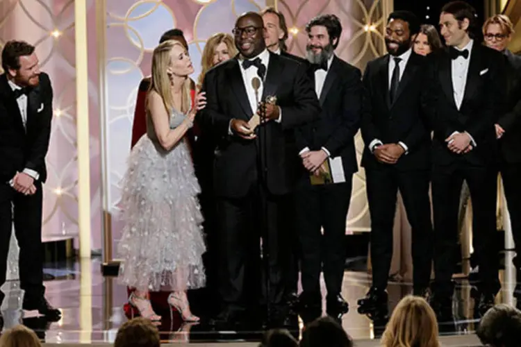 O diretor britânico Steve McQueen comemora depois de ganhar o prêmio de melhor filme de drama por "12 Anos de Escravidão" no Globo Ouro (REUTERS/Paul Drinkwater/NBCUniversal/Handout)
