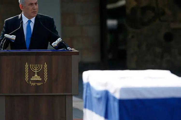 
	O primeiro-ministro de Israel discursa durante funeral de Sharon: &quot;Arik entendia que em mat&eacute;ria da nossa exist&ecirc;ncia e seguran&ccedil;a, precisamos permanecer firmes&quot;, disse
 (REUTERS/Ronen Zvulun)
