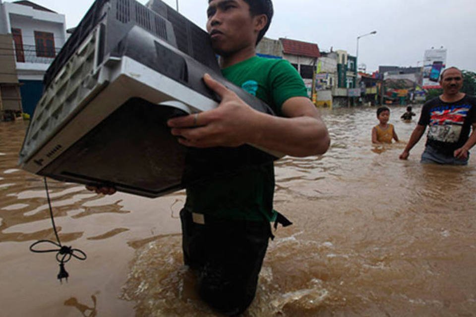Enchentes e deslizamentos deixam 13 mortos na Indonésia