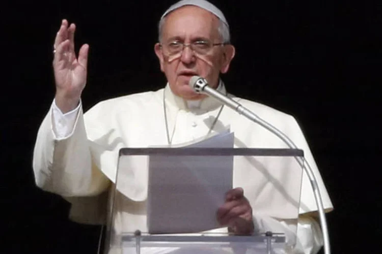 Papa Francisco discursa para fieis durante missa de Angelus, a partir da janela do palácio Apostólico, na Praça de São Pedro, no Vaticano (Stefano Rellandini/Reuters)
