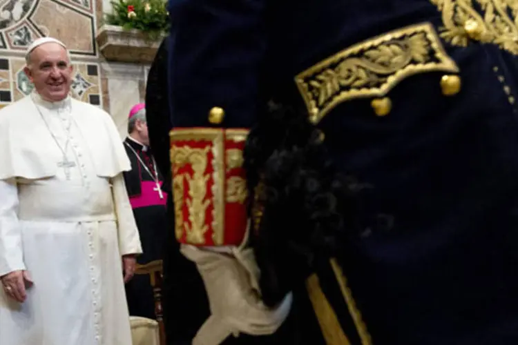 Papa Francisco é cumprimentado por embaixadores durante encontro com o corpo diplomático no Vaticano (Andrew Medichini/Reuters)