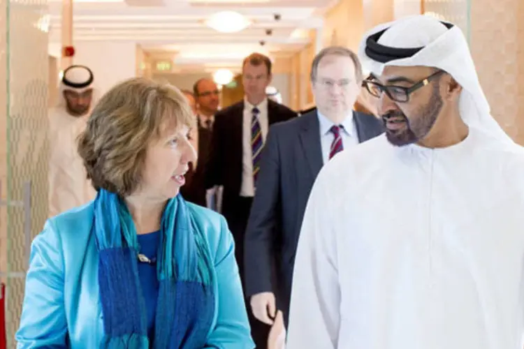 Príncipe do Emirados Árabes Mohammed bin Zayed al Nahyan conversa com a chefe de política externa da União Europeia, Catherine Ashton, em Abu Dhabi (WAM/Divulgação via Reuters)