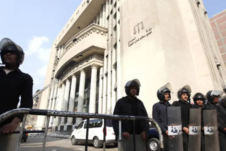 
	Policiais em frente a corte no Cairo:&nbsp;for&ccedil;as de seguran&ccedil;a detiveram 444 pessoas
 (Mohamed Abd El Ghany/Reuters)