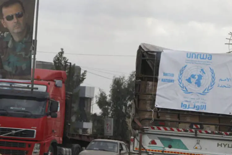 
	Caminh&atilde;o com ajuda alimentar da UNRWA a caminho para o campo de al-Yarmouk, controlado pela oposi&ccedil;&atilde;o e localizado na ragi&atilde;o sul de Damasco
 (Khaled al-Hariri/Reuters)