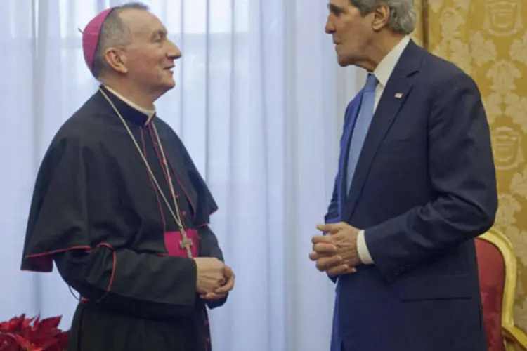 John Kerry conversa com o secretário de Estado da Santa Sé, Pietro Parolin, durante encontro no Vaticano (Pablo Martinez Monsivais/Reuters)
