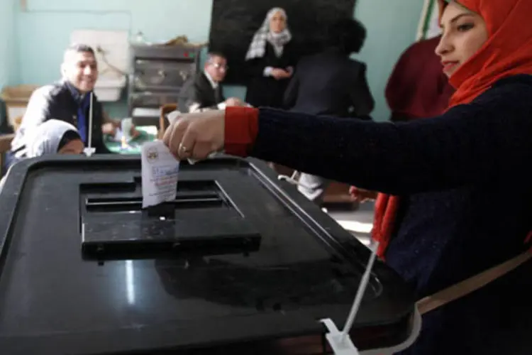 
	Mulher vota em referendo sobre a nova Constitui&ccedil;&atilde;o do Egito: segundo a ag&ecirc;ncia oficial Mena, taxa de participa&ccedil;&atilde;o foi de 39% em 20 das 27 prov&iacute;ncias do pa&iacute;s
 (Mohamed Abd El Ghany/Reuters)