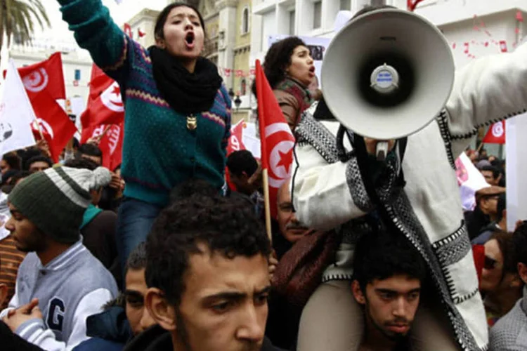 Ativistas do partido secular Frente Popular comemoram o terceiro aniversário da queda de Zine el-Abidine Ben Ali, na avenida Habib Bourguiba, no centro de Túnis, na Tunísia (Anis Mili/Reuters)