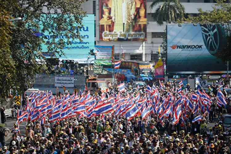 
	Manifestantes anti-governo marcham em Bangcoc, na Tail&acirc;ndia: durante o dia, os protestos transcorrem geralmente de forma pac&iacute;fica e festiva
 (REUTERS/Damir Sagolj)