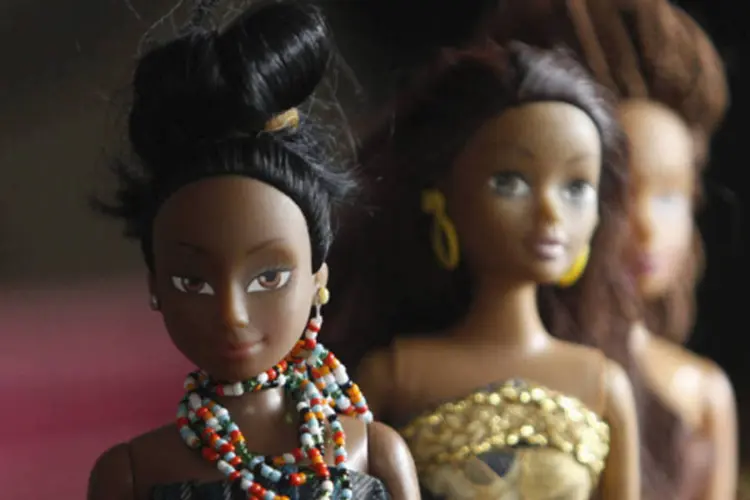 Bonecas de Taofick Okoya: bonecas custam a partir de 1.300 nairas, podendo chegar a 3.500 nairas (22 dólares) no caso de uma edição especial das "Rainhas" (Akintunde Akinleye/Reuters)