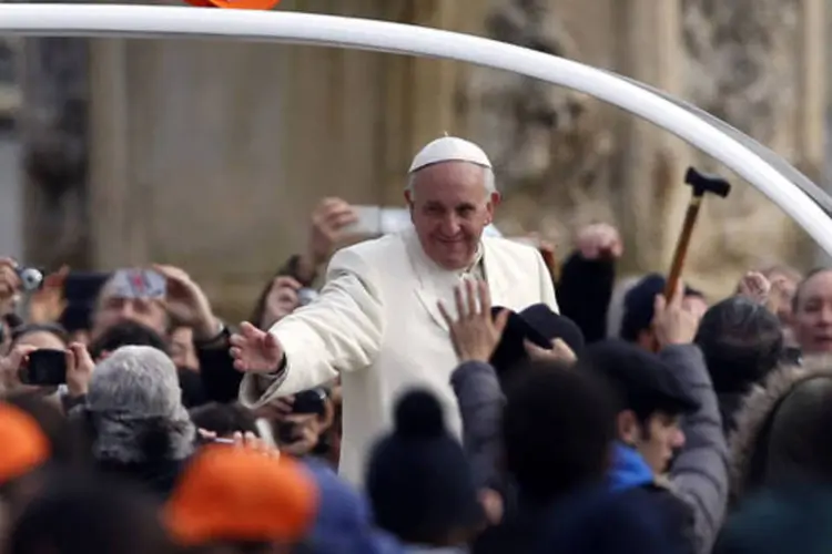 Papa Francisco acena enquanto chega para a sua audiência semanal na praça de São Pedro, no Vaticano (Alessandro Bianchi/Reuters)
