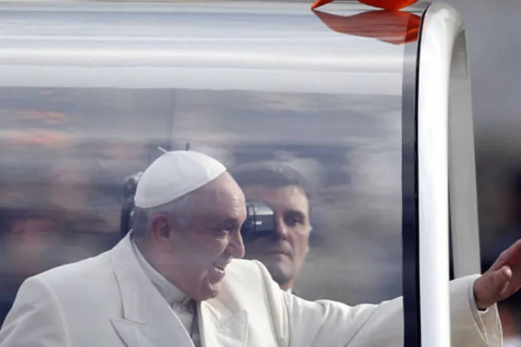 Papa Francisco acena ao chegar na audiência geral desta quarta-feira realizada na Praça de São Pedro do Vaticano (Alessandro Bianchi/Reuters)