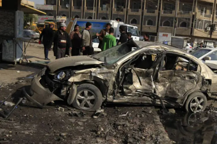 Local destruído após explosão de carro-bomba nesta quarta-feira em vila próxima a Bagdá, Iraque (Ahmed Saad/Reuters)