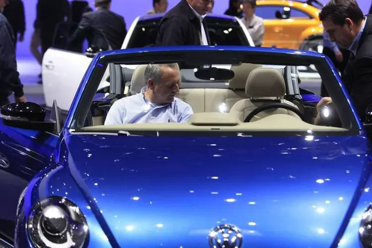 
	Visitantes conhecem o novo Volkswagen Beetle Cabriolet (o Fusca aqui no Brasil) durante o Sal&atilde;o de Detroit de 2014
 (Joshua Lott/Reuters)