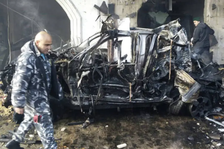 
	Local de explos&atilde;o de carro-bomba no L&iacute;bano: segundo um comunicado da Cruz Vermelha Libanesa (CRL), o fato se tratou de um atentando suicida
 (Ramil Bleibel/Reuters)