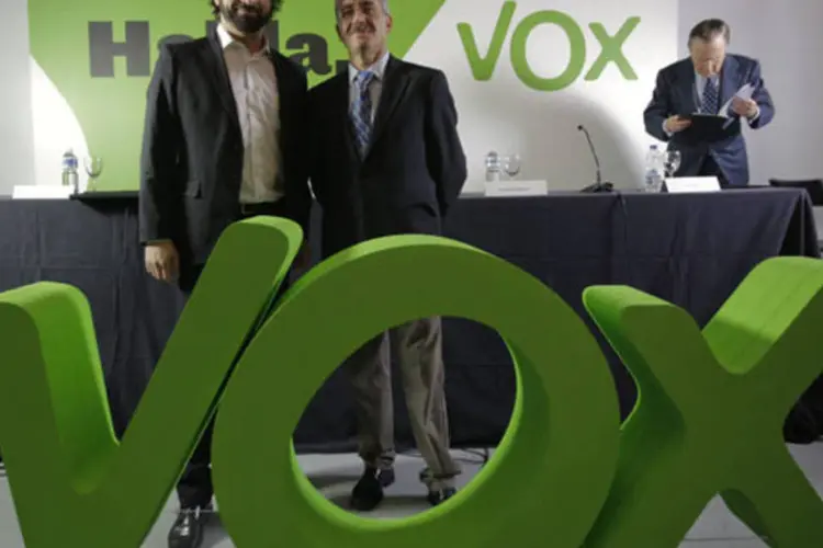 Ex-membros do Partido Popular, Santiago Abascal e Jose Antonio Ortega Lara, durante a apresentação do VOX, em Madri (Andrea Comas/Reuters)