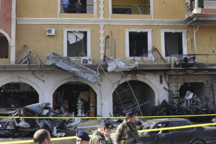 Soldados do exército libanês no local de uma explosão na cidade xiita de Hermel, na fronteira com a Síria (Hassan Abdallah/Reuters)