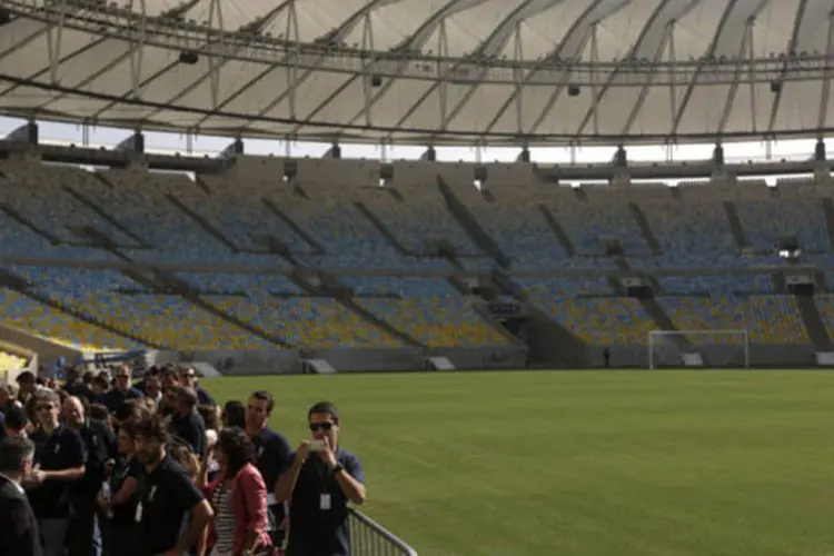 
	Membros da Fifa visitam o est&aacute;dio do Maracan&atilde;, no Rio: as ag&ecirc;ncias de turismo n&atilde;o poder&atilde;o oferecer pacotes que incluam transporte fretado at&eacute; a porta do Maracan&atilde;
 (Ricardo Moraes/Reuters)