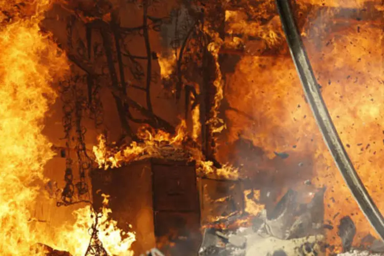 Casa pegando fogo por causa de um incêndio florestal em Glendora, no sul da Califonia (Mario Anzuoni/Reuters)