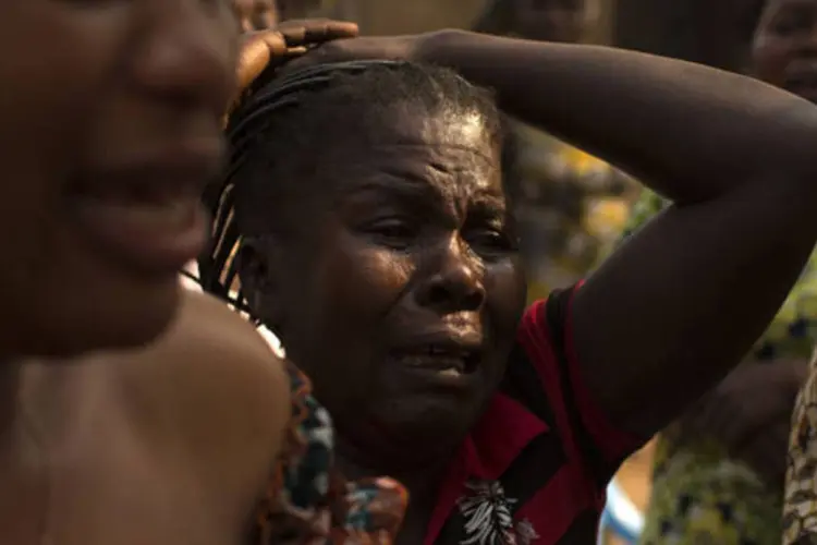 
	Mulher chora durante funeral de um homem que foi assassinado h&aacute; v&aacute;rios dias, em Bangui, capital da Rep&uacute;blica Centro-Africana
 (Siegfried Modola/Reuters)
