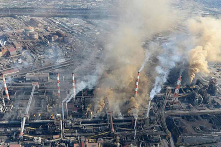Fábrica de aço da Nippon Steel & Sumitomo Metal Corp. pega fogo no Japão (REUTERS/Kyodo)