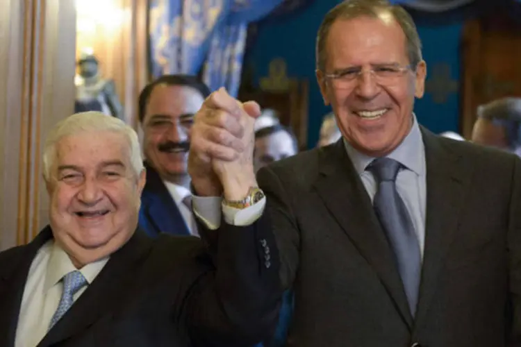 Ministro das Relações Exteriores da Síria, Walid al-Moualem, e chanceler russo, Sergei Lavrov, ao chegar para negociações em Moscou (Reuters)